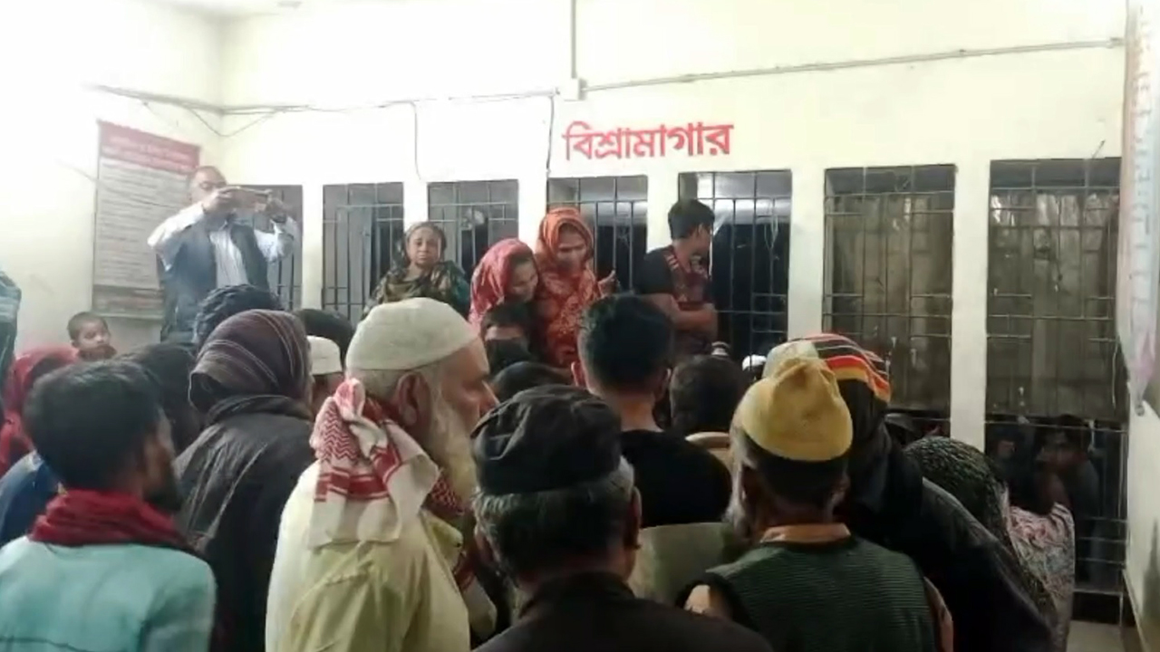 মাদারীপুরে বাসের ধাক্কায় শিক্ষার্থী নিহত, কাউন্টার ভাঙচুর